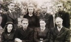 Skapiškio progimnazijos mokytojai. Antras iš kairės sėdi Jonas Beleckas.